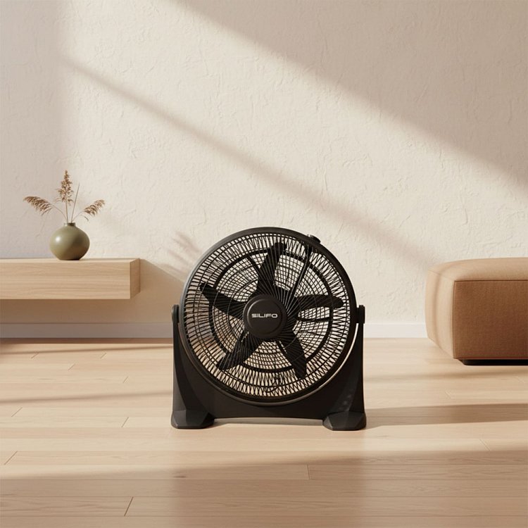 Μαύρος ανεμιστήρας box fan στο πάτωμα σαλονιού