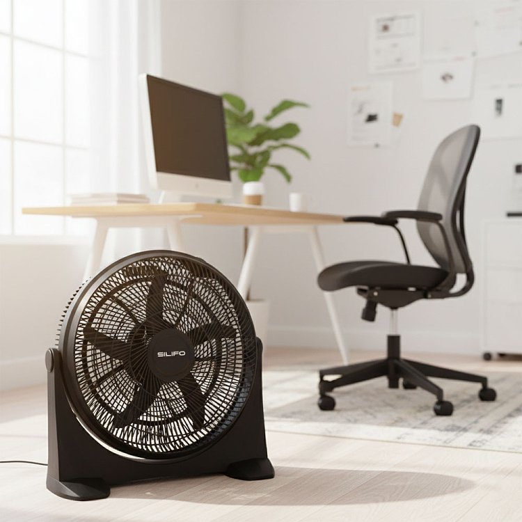 Μαύρος ανεμιστήρας box fan μέσα σε ένα επαγγελματικό γραφείο