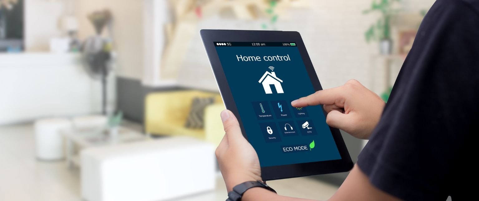 Έλεγχος smart home και θέρμανσης μέσω tablet σε σύγχρονο σπίτι