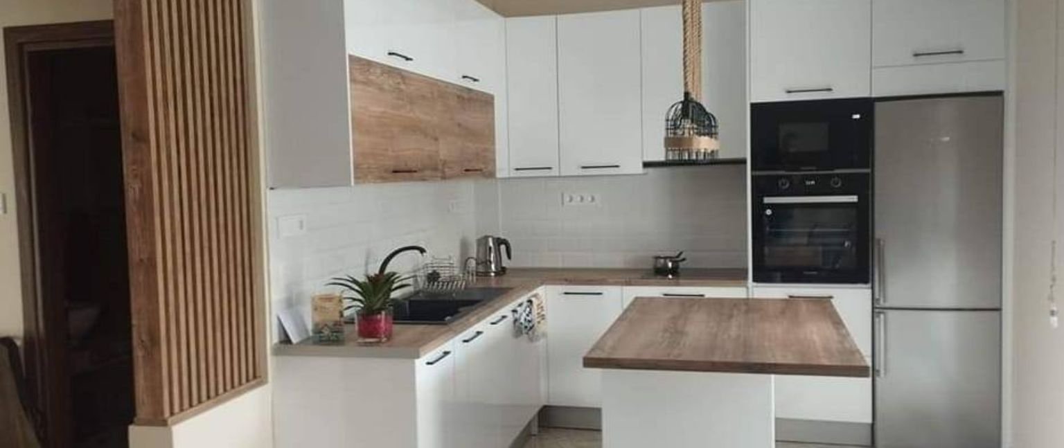 Μοντέρνα κουζίνα λευκή με συσκευές Multihome