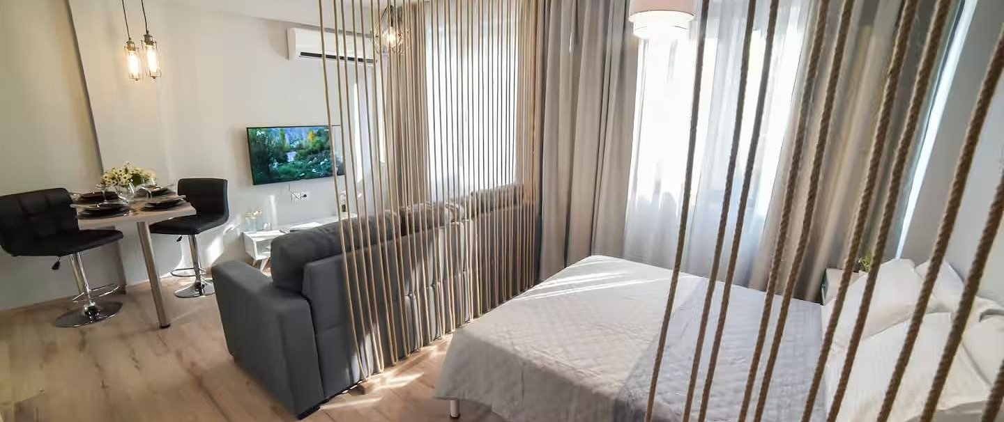 multihome μοντέρνο studio διαμέρισμα με ενιαίο χώρο, κρεβατοκάμαρα, σαλόνι και τραπεζαρία, διαχωριστικό με σχοινιά και φυσικό φως