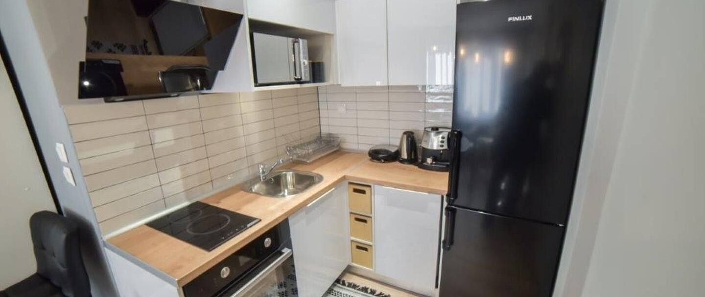 multihome κουζίνα studio διαμερίσματος με εστίες μαγειρέματος, φούρνο, ψυγείο και μοντέρνο εξοπλισμό