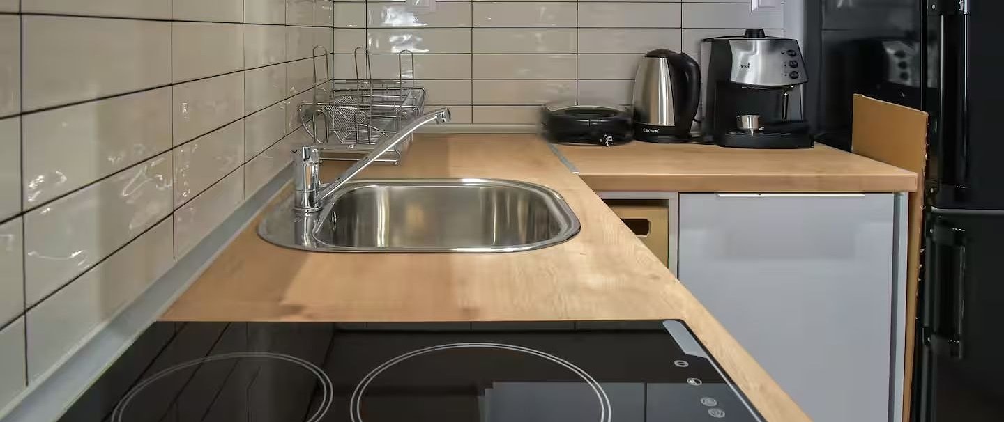 multihome ενιαίος χώρος studio διαμερίσματος με κρεβατοκάμαρα, σαλόνι και διαχωριστικό με σχοινιά